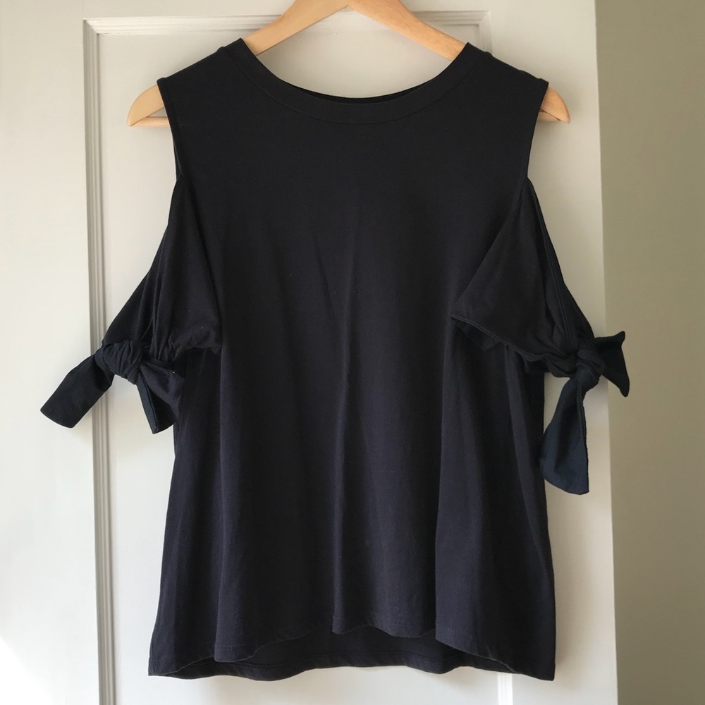 Knot sleeve tee